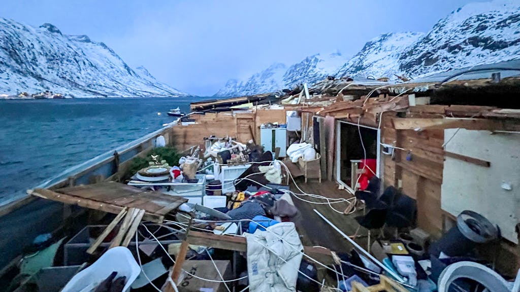 Dieses vom Tromsø Feuerwehr und Rettungsdienst via NTB zur Verfügung gestellte Foto zeigt die Folgen des Sturmes am 29. Januar, der Teile des Daches eines Gebäudes weggeblasen hat.