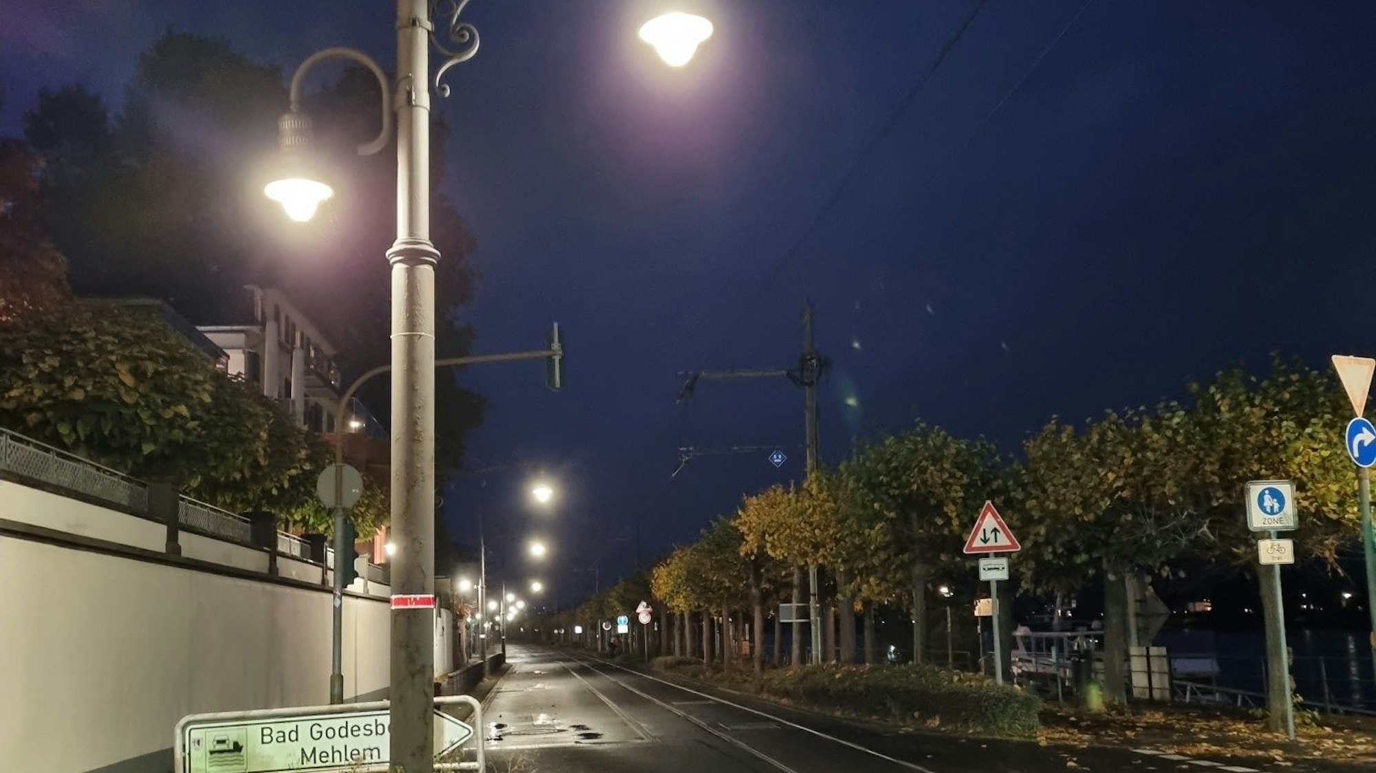 Eine Straßenlaterne in der Altstadt ist mit einem roten „Laternenring“ markiert, das Zeichen besagt, dass die Leuchte nachts nicht durchgehend in Betrieb ist.