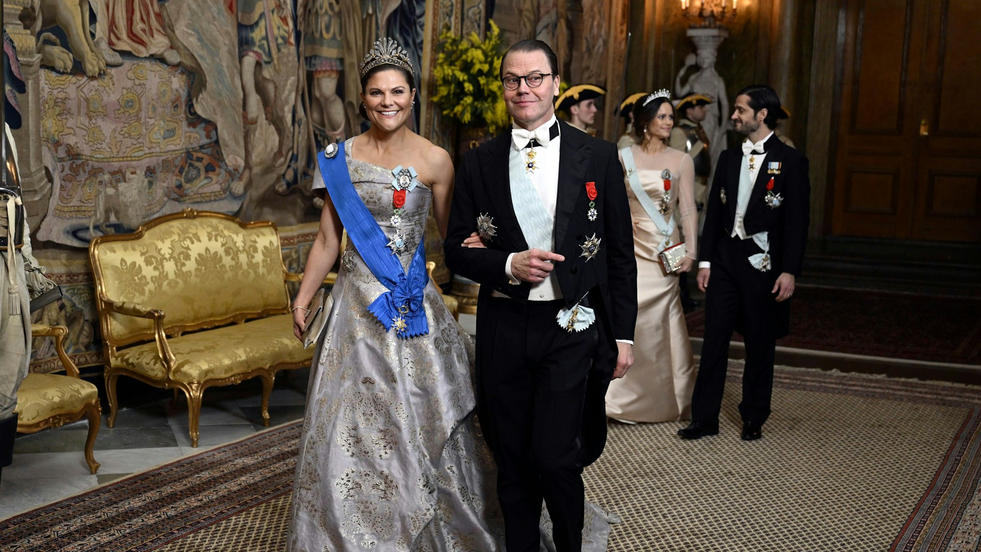 Kronprinzessin Victoria und Prinz Daniel, gefolgt von Prinzessin Sofia und Prinz Carl Philip, treffen im Stockholmer Schloss ein.