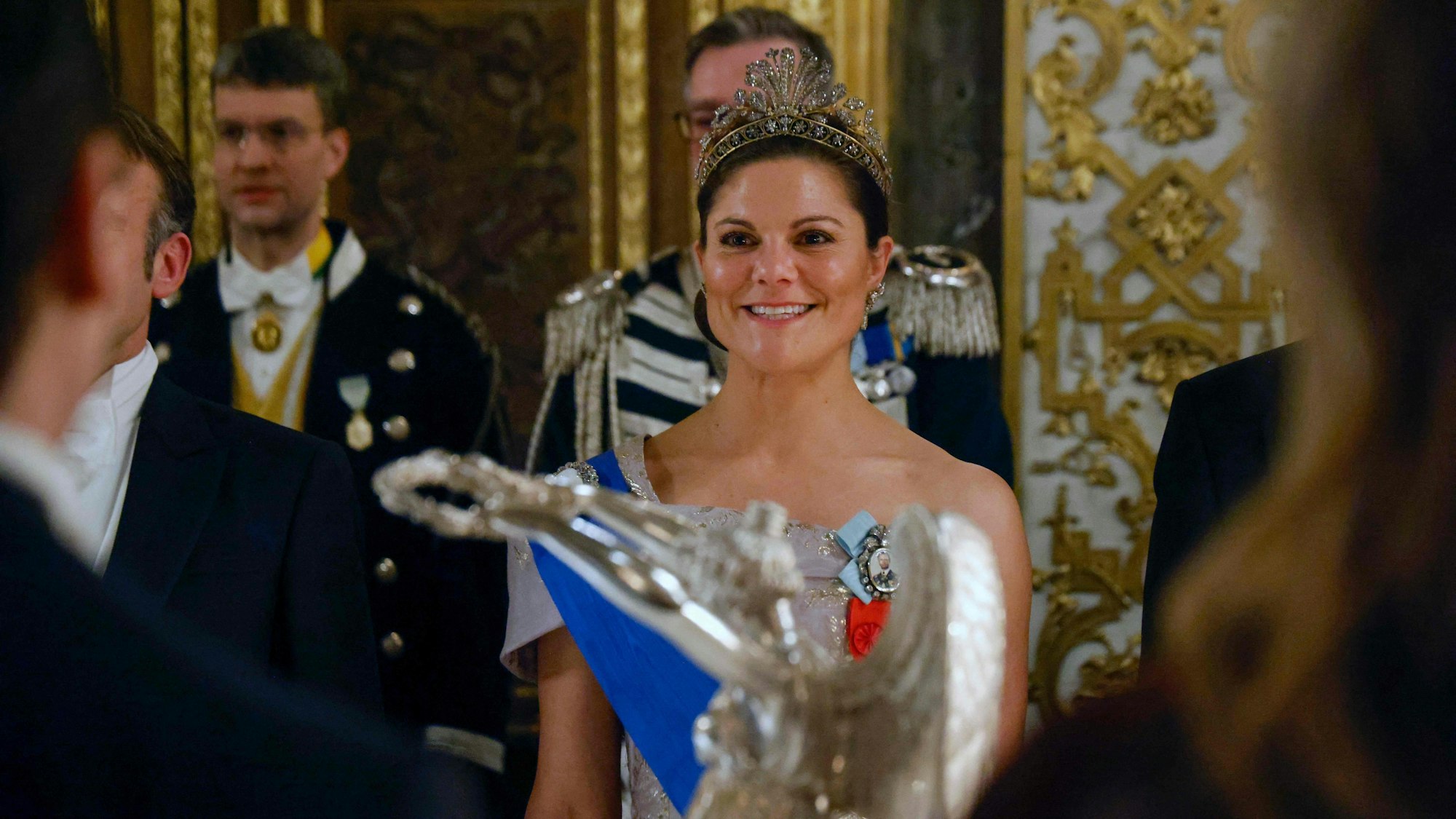 Kronprinzessin Victoria von Schweden trifft vor einem Staatsdinner mit dem französischen Präsidenten Emmanuel Macron im Königlichen Palast in Stockholm ein.