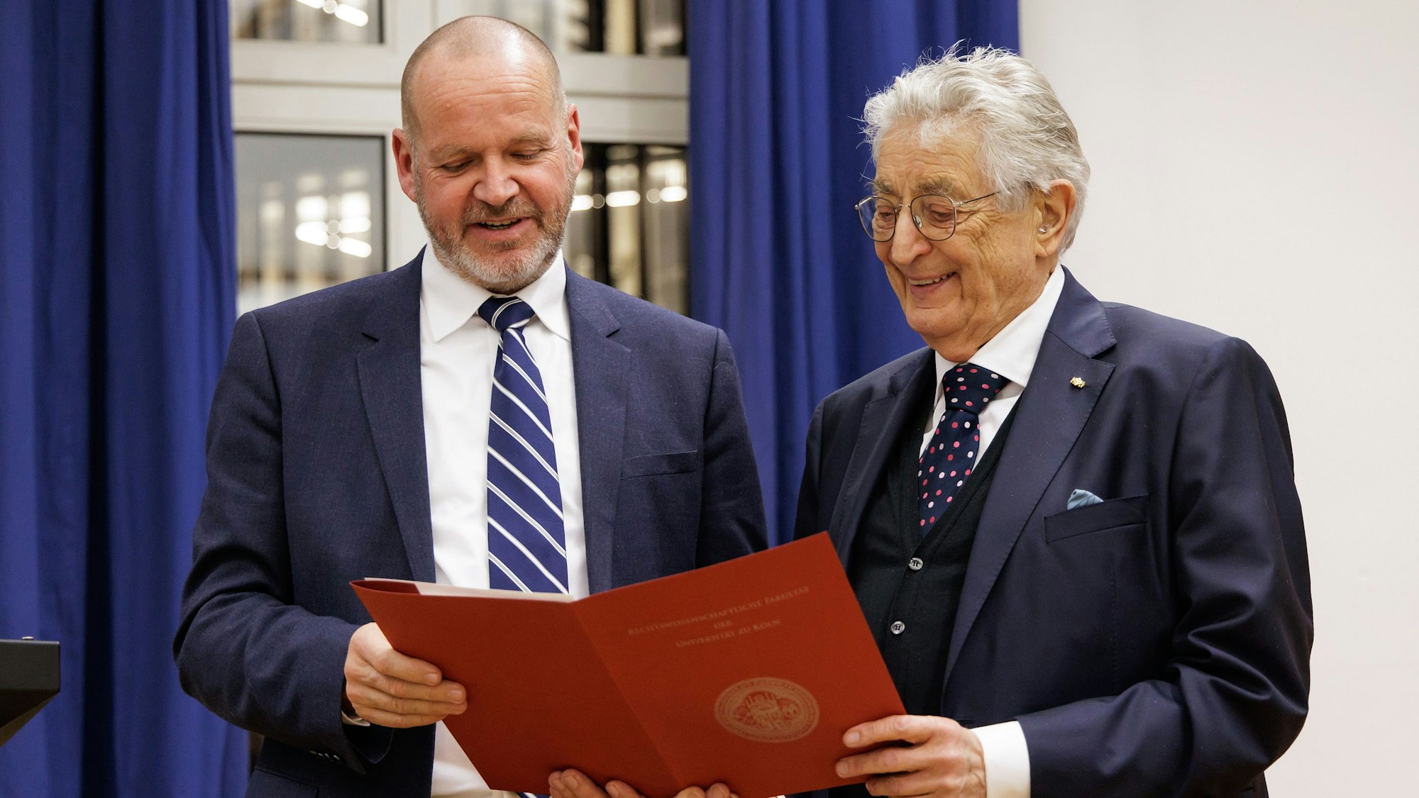 Verleihung der Ehrendoktor-Würde an Gerhart Baum (rechts) durch den Dekan der Juristischen Fakultät der Universität zu Köln, Professor Bernhard Kempen, am 30. Januar 2024