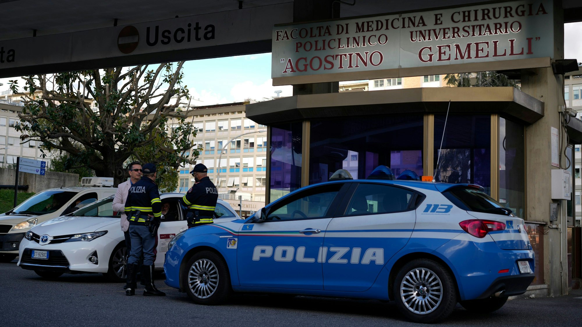 dpatopbilder - 29.03.2023, Italien, Rom: Ein Polizeiauto steht vor dem Krankenhaus Agostino Gemelli. Papst Franziskus ist in ein Krankenhaus gebracht worden. Das Oberhaupt der katholischen Kirche befinde sich seit Mittwochnachmittag in der Gemelli-Klinik in Rom «für einige geplante Untersuchungen», teilte Bruni, der Sprecher des Heiligen Stuhls, mit. Foto: Andrew Medichini/AP/dpa +++ dpa-Bildfunk +++