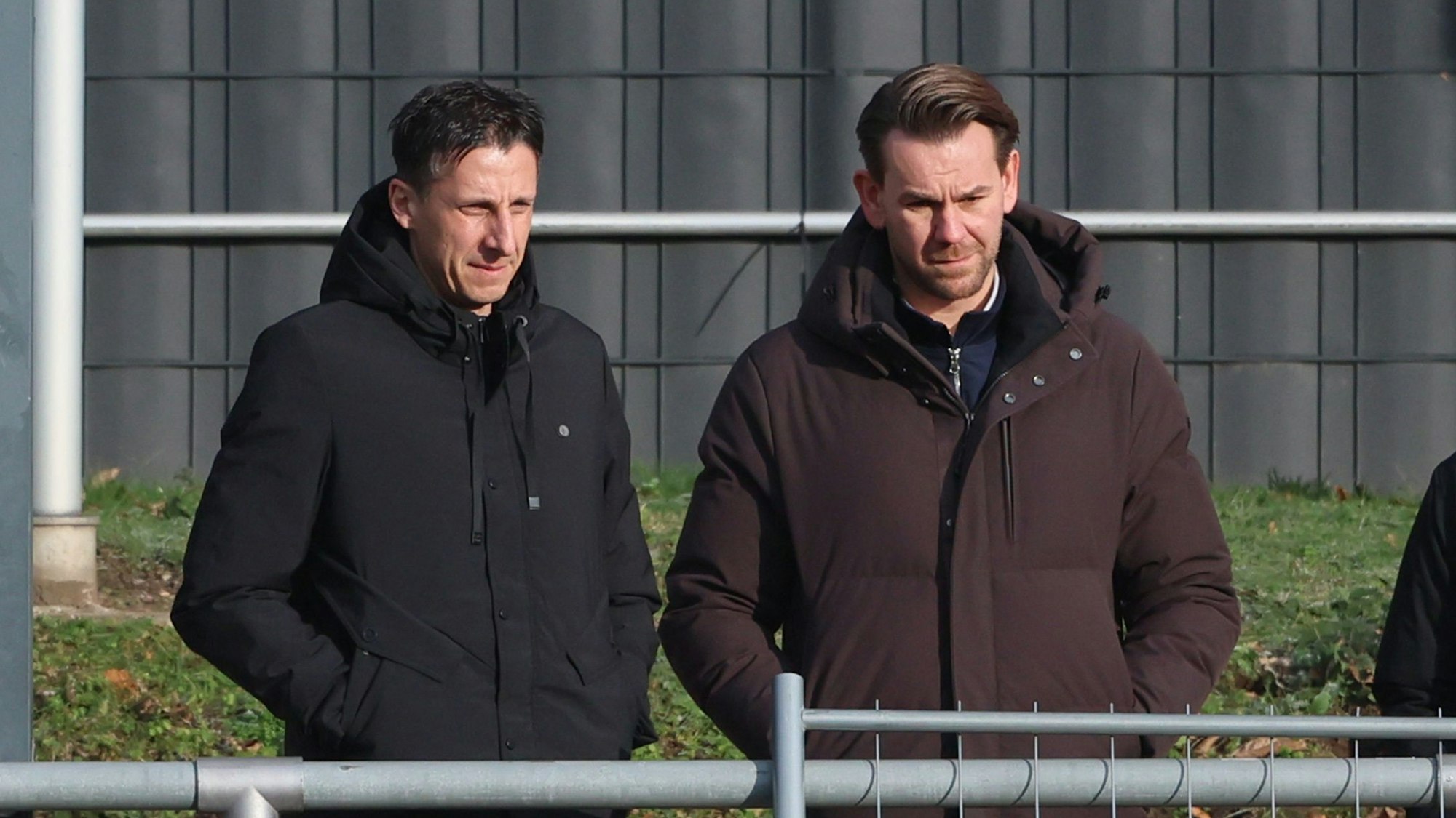 Sport-Geschäftsführer Christian Keller und Lizenzspieler-Leiter Thomas Kessler beobachten das Training des 1. FC Köln.
