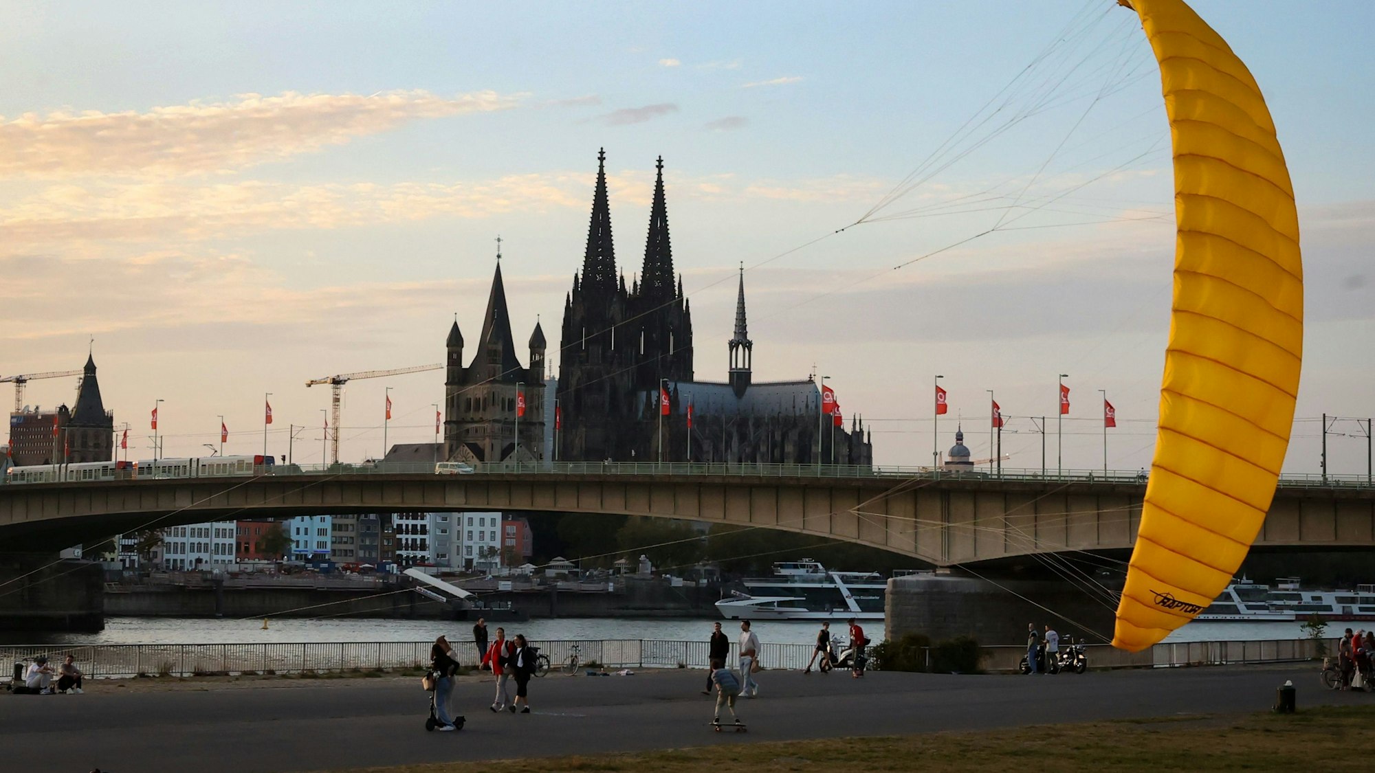 Blick von der Deutzer Werft über den Rhein auf den Kölner Dom.