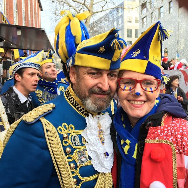 Harry und Andrea im Kölner Karneval. Die beiden sind seit, nach anfänglichen Schwierigkeiten, seit 23 Jahren zusammen.