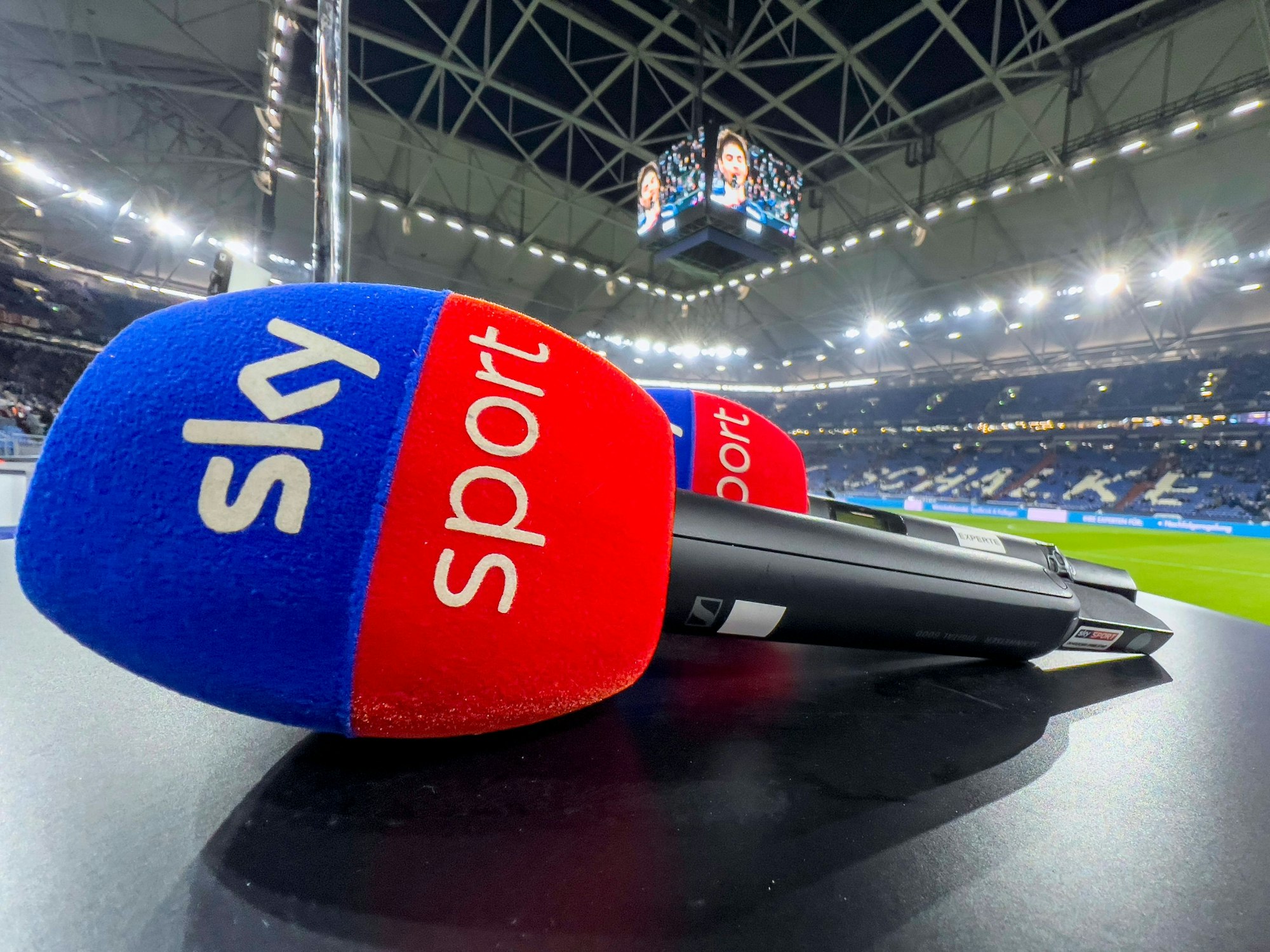 Zwei Mikrophone des TV-Senders Sky vor dem Spiel zwischen Schalke 04 und dem Hamburger SV am 20. Januar 2024.