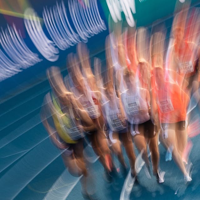 Das Bild zeigt mehrere Athleten beim 3000-Meter-Lauf.