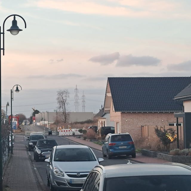 Die Straßenbeleuchtung in Niederkassel soll auch in der Zeit zwischen 1 und 5 Uhr eingeschaltet bleiben. Das haben CDU, Fraktionslose und AfD im Stadtrat durchgesetzt.