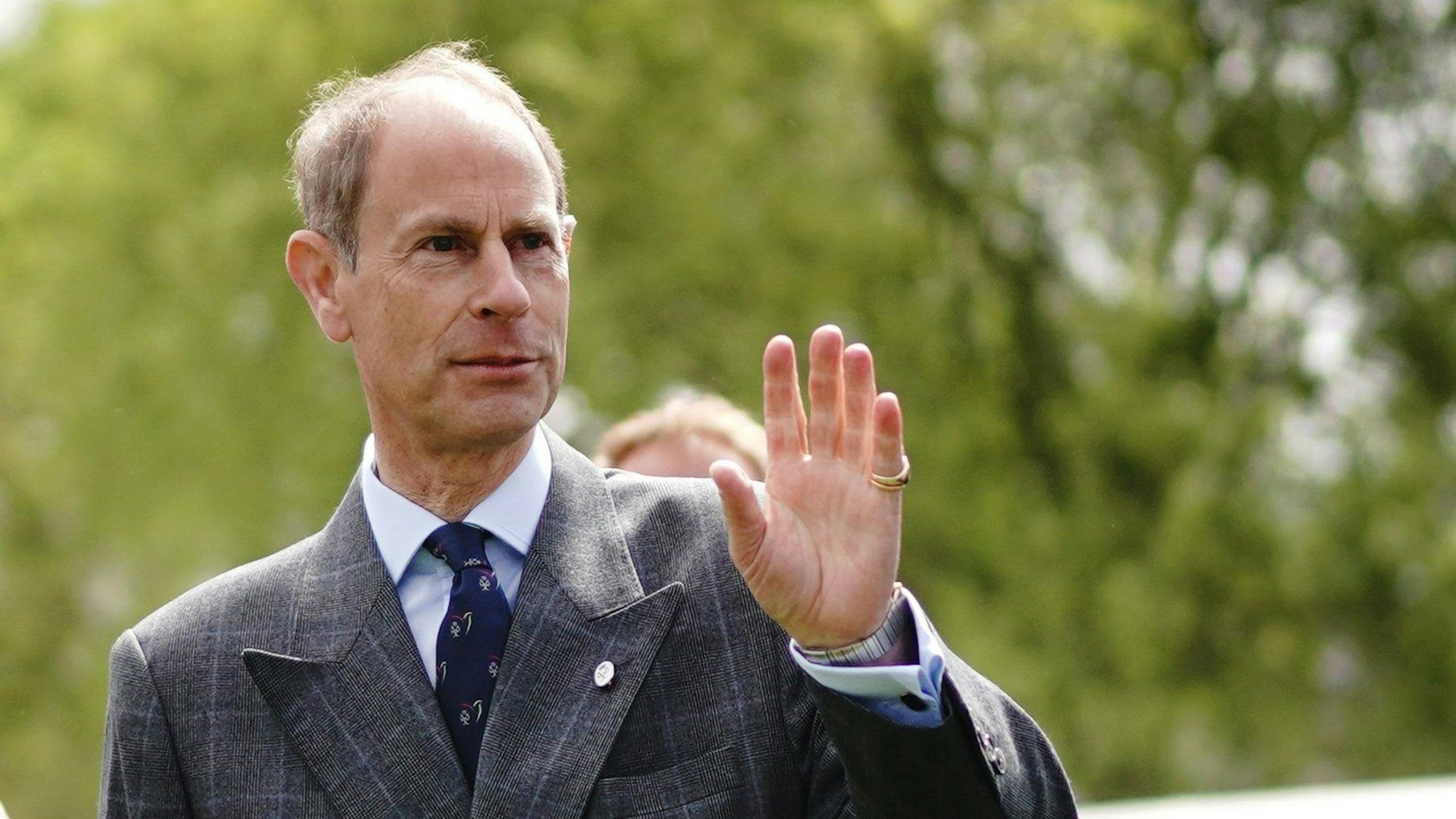 Prinz Edward, Herzog von Edinburgh, winkt den Gästen zu, als er im Garten des Buckingham Palastes Teilnehmer des Duke of Edinburgh's Award Programms empfängt.