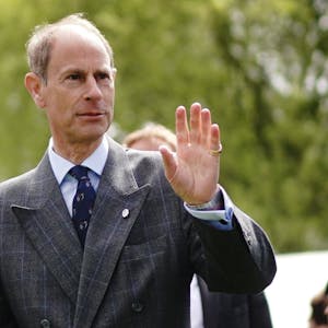 Prinz Edward, Herzog von Edinburgh, winkt den Gästen zu, als er im Garten des Buckingham Palastes Teilnehmer des Duke of Edinburgh's Award Programms empfängt.