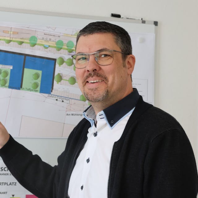 Morsbach Bürgermeister Jörg Bukowski vor den Plänen für den „Wohnpark an der Wisser“. Der 50-Jährige hat im vergangenen Jahr angekündigt, dass er 2025 nicht noch einmal zur Wahl antritt.