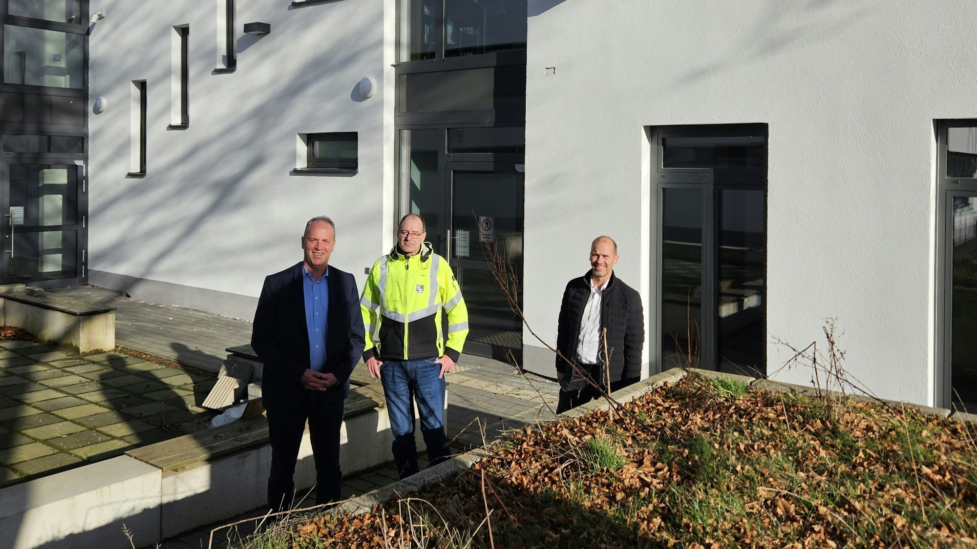 Hermann-Josef Esser, Lothar Schatten und Markus Auel stehen vor dem Haus der Begegnung in Kall.