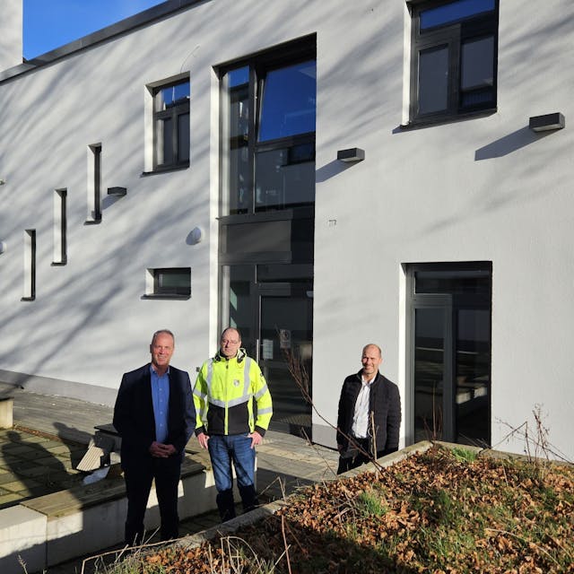 Hermann-Josef Esser, Lothar Schatten und Markus Auel stehen vor dem Haus der Begegnung in Kall.&nbsp;