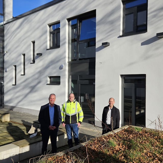 Hermann-Josef Esser, Lothar Schatten und Markus Auel stehen vor dem Haus der Begegnung in Kall.&nbsp;
