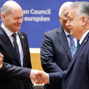 Einigung im EU-Rat für ein neues Ukraine-Hilfspaket: Ungangs Viktor Orban hat seine Blockade aufgegeben, hier schüttelt er Bundeskanzler Olaf Scholz die Hand.