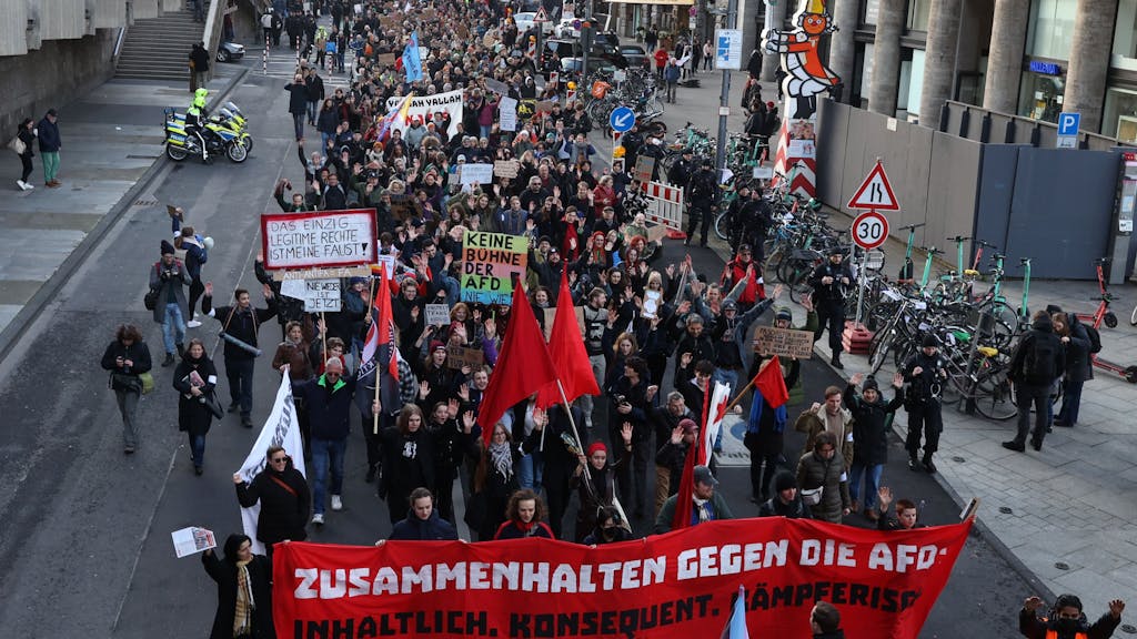 Hunderte Menschen ziehen durch Köln bei einer Demo gegen rechts.