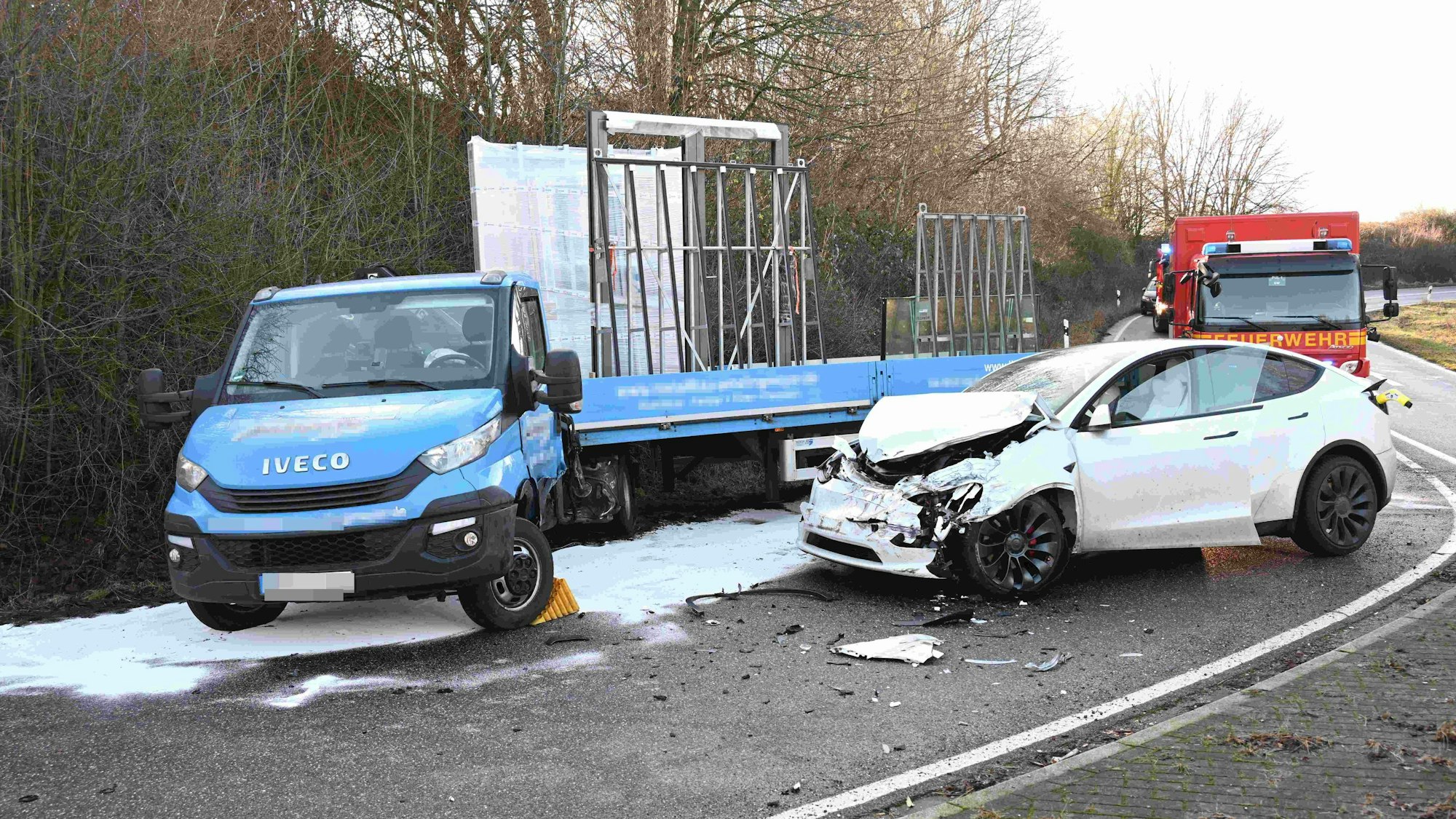 Auf dem Foto sind die beiden Fahrzeuge zu sehen, die in den Unfall in Pulheim verwickelt waren.
