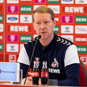 FC-Trainer Timo Schultz auf einer Pressekonferenz des 1. FC Köln.