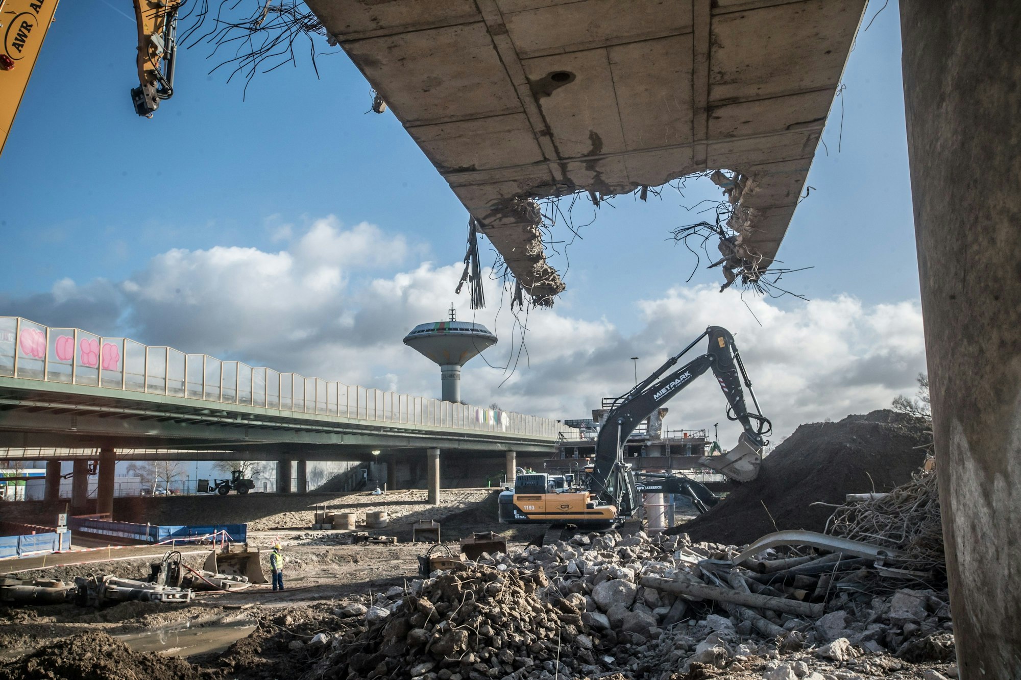 Die "Ruine" der K32 (der Überflieger von der A59 zur A1 nach Dortmund) bleibt noch für ca. zwei bis drei Jahre in dem jetzigen Zustand stehen Autobahn-Ausbau Leverkusen: Ein Teil des Brückenbauwerks (Leverkusen-West) wird für ein paar Jahre als Ruine stehen bleiben.  Foto: Ralf Krieger