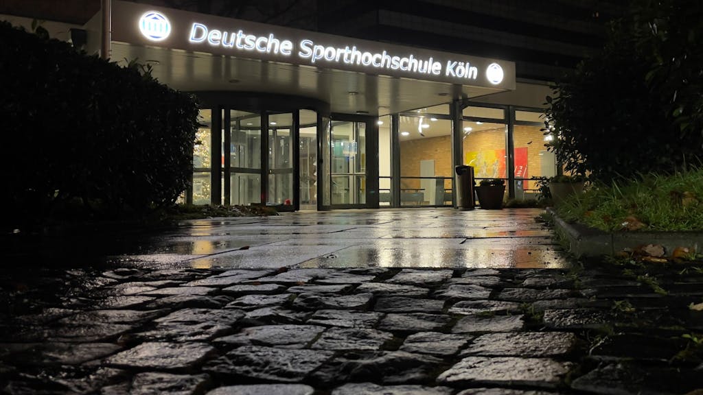 Foto vom Haupteingang der Deutschen Sporthochschule Köln.