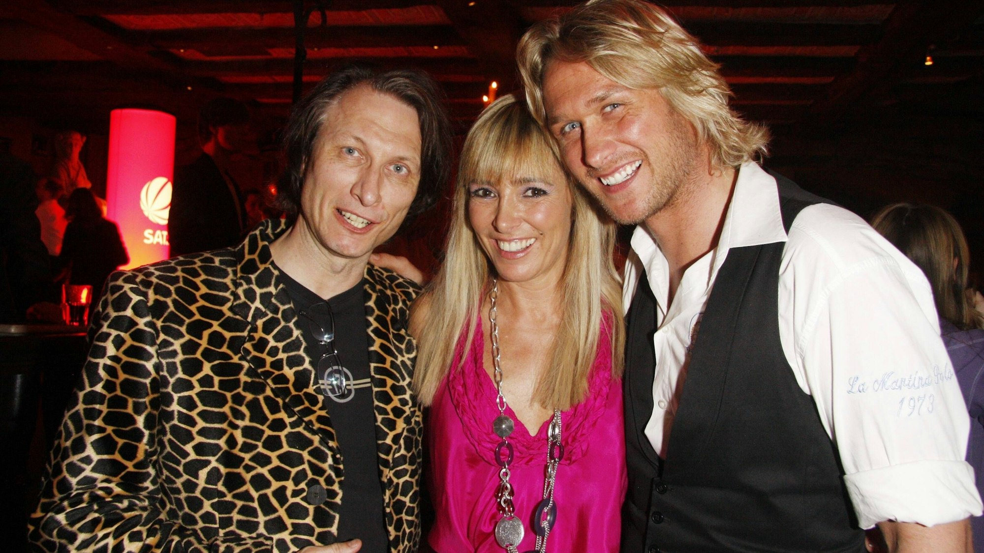 Ex-Eiskunstlauf-Star Norbert Schramm, Gundis Zámbó und Nico Schwanz bei der Aftershowparty der Gala-Premiere des Musicals „Dirty Dancing“.
