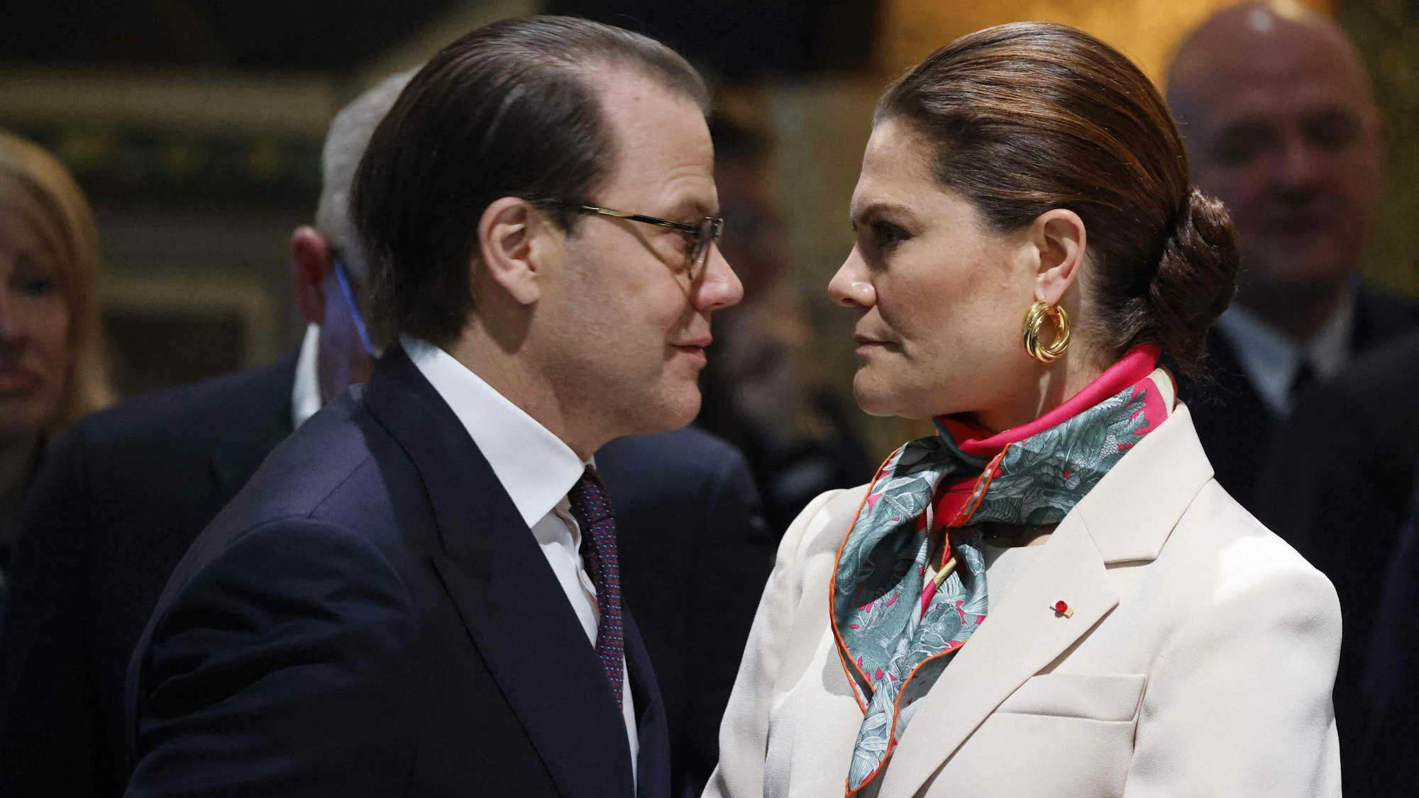 Prinz Daniel und Kronprinzessin Victoria erwarten den französischen Präsidenten und den schwedischen König beim französisch-schwedischen Wirtschaftsforum.