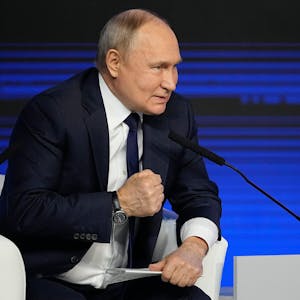 Kremlchef Wladimir Putin ballt bei einem Wahlkampftermin in Moskau am Mittwoch die Hand. Der russische Diktator will weitere Gebiete der Ukraine erobern.