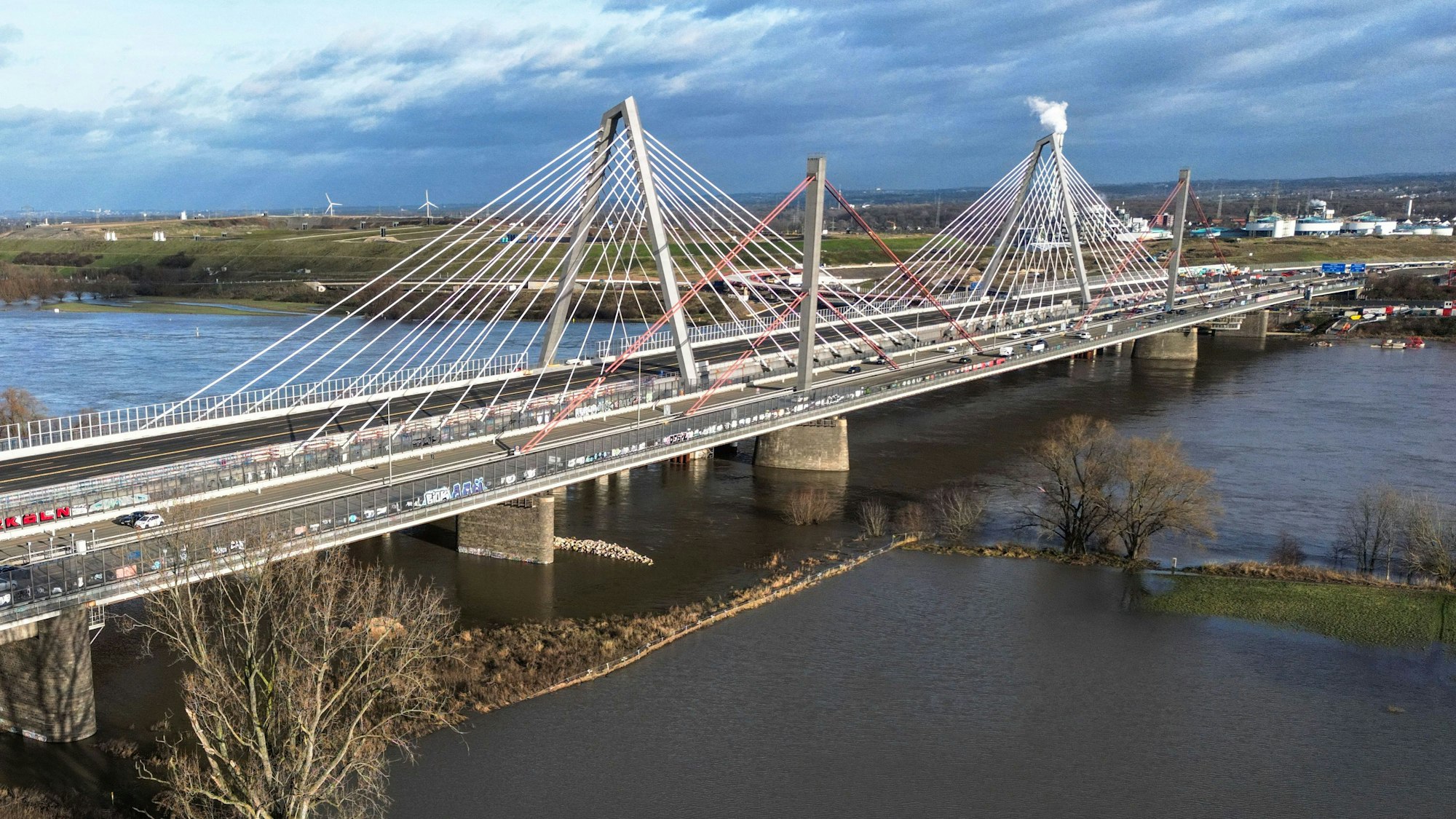Der Neubau der Leverkusener Autobahnbrücke (hinten) steht hinter dem alten Bauwerk (Aufnahme mit Drohne). Am Sonntag wird das neue Teilstück der Brücke offiziell eröffnet.