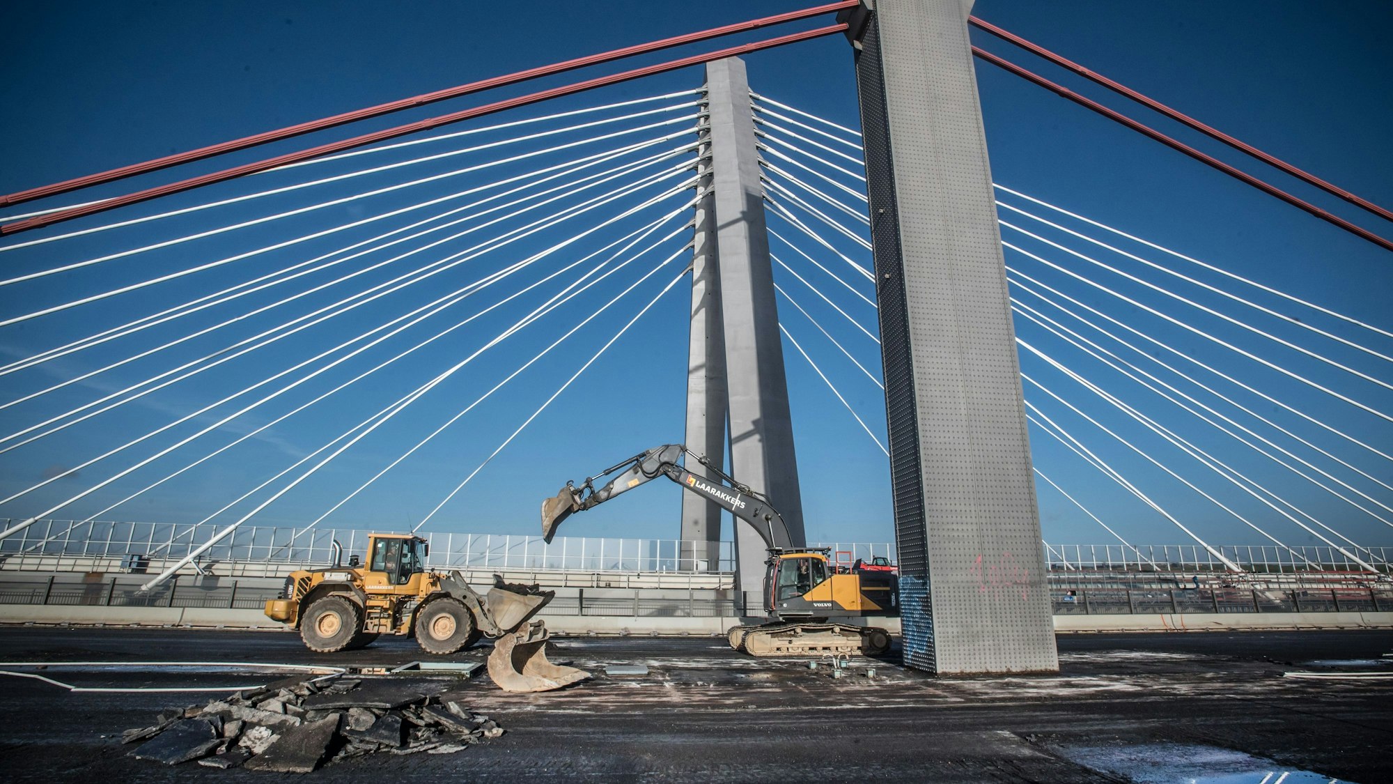 Autobahn-Ausbau Leverkusen, die Leverkusener Brücke wird schon abgebrochen. Foto: Ralf Krieger