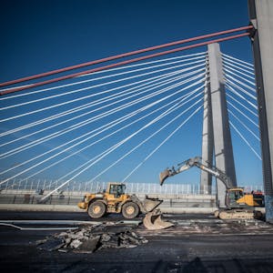 Autobahn-Ausbau Leverkusen, die Leverkusener Brücke wird schon abgebrochen. Foto: Ralf Krieger