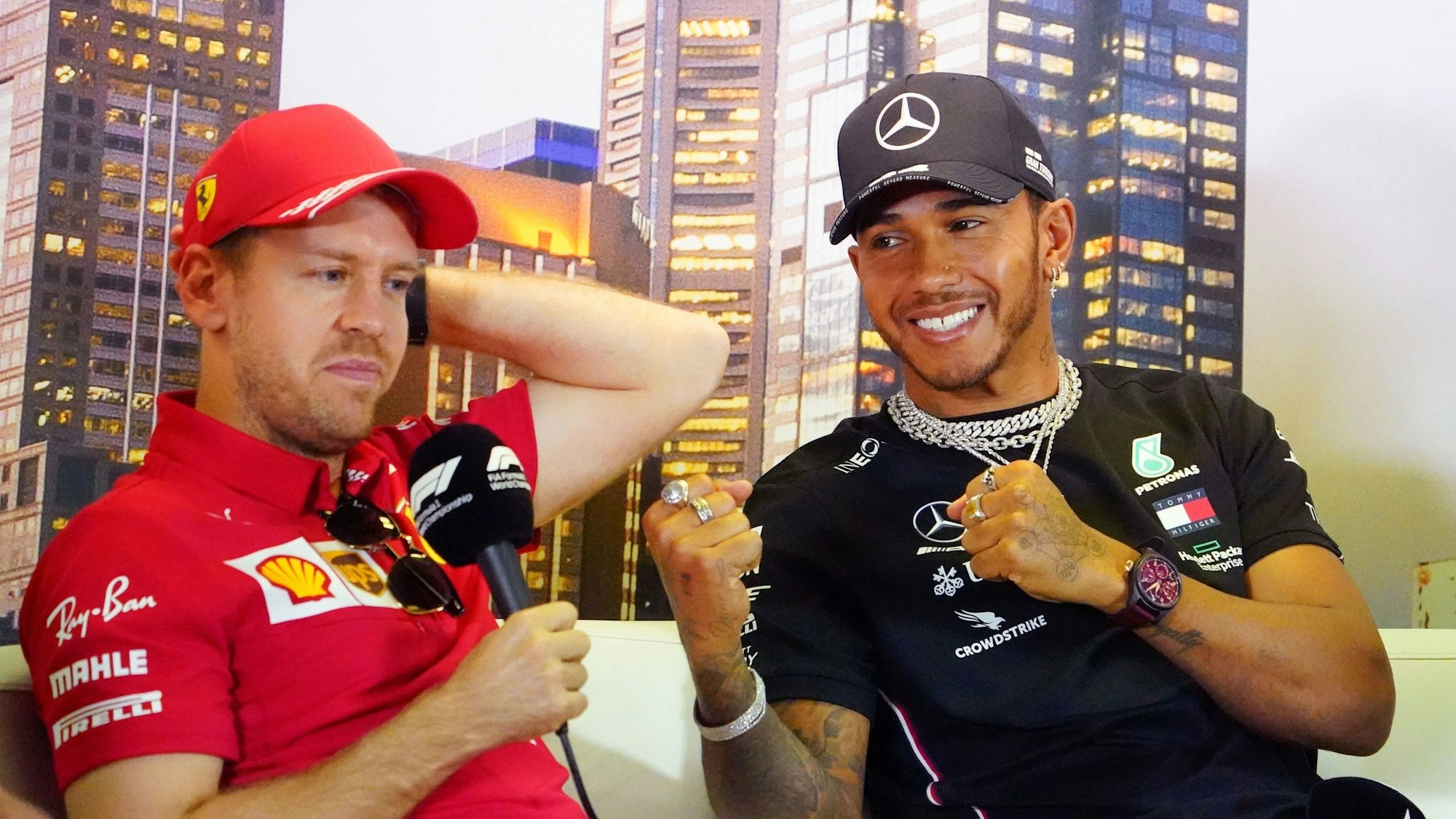 Lewis Hamilton und Sebastian Vettel auf einer Pressekonferenz