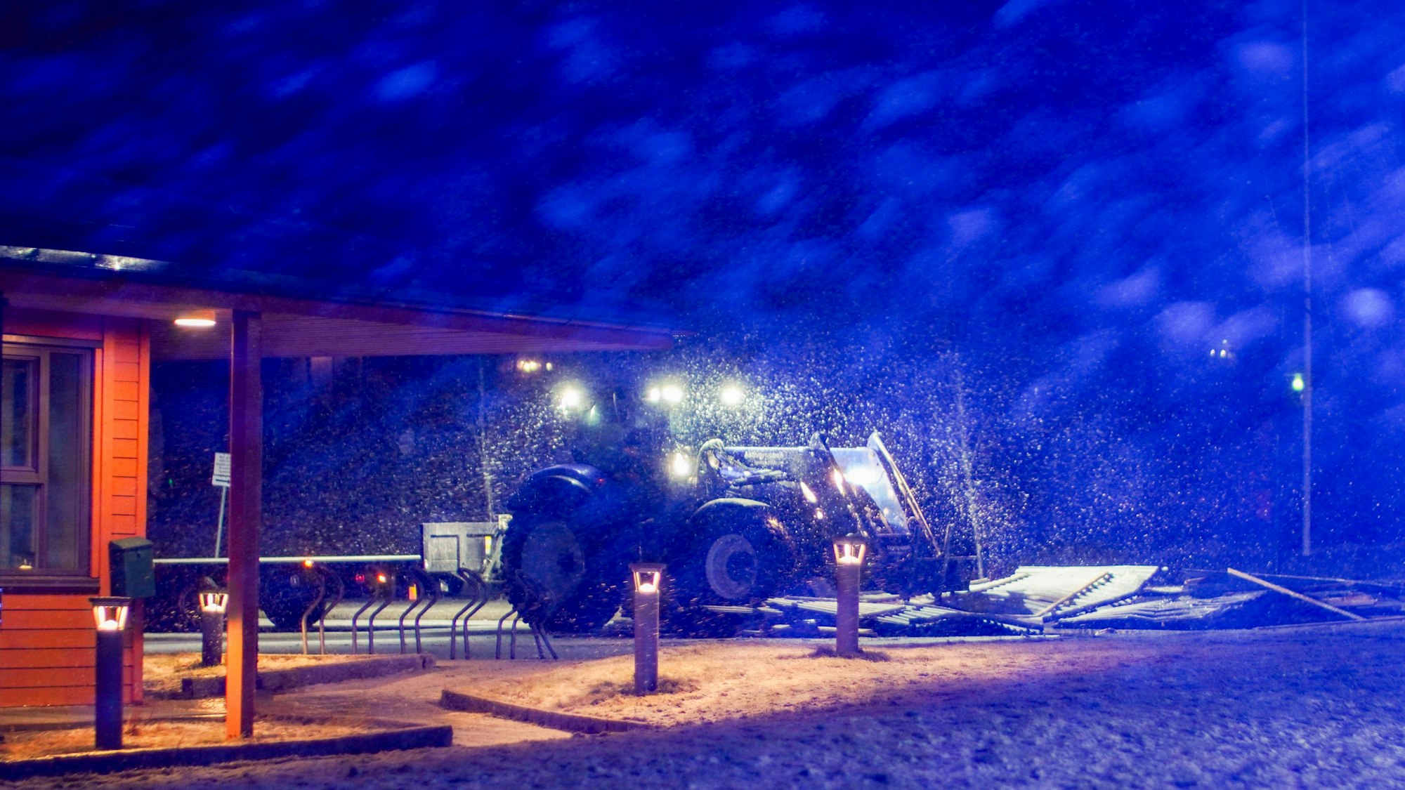Ein Traktor steht im norwegischen Trondheim während eines schweren Blizzards und Orkans auf einem Feld. Der Zyklon Ingunn hat am Donnerstag Skandinavien erreicht.