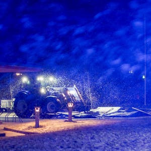 Ein Traktor steht im norwegischen Trondheim während eines schweren Blizzards und Orkans auf einem Feld. Der Zyklon Ingunn hat am Donnerstag Skandinavien erreicht.