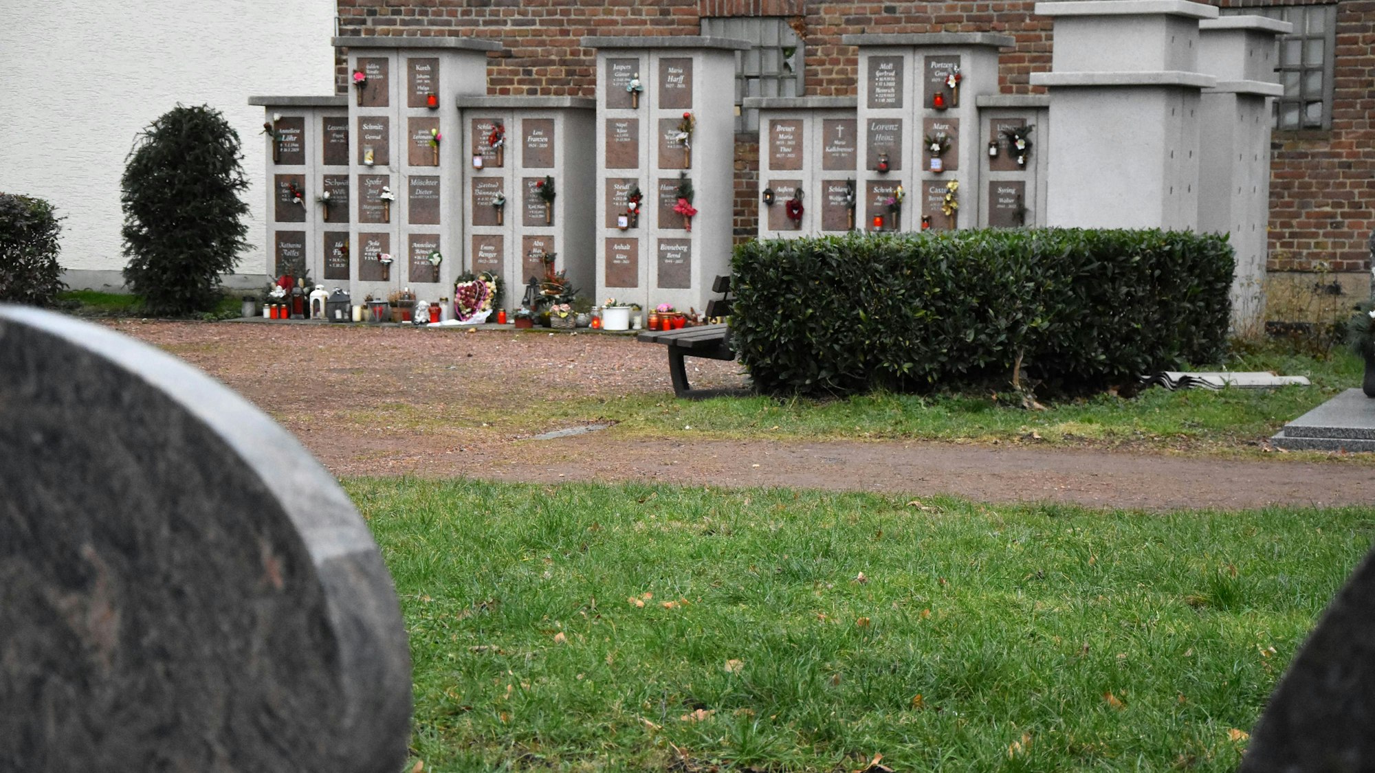 Seit einigen Jahren können Verstorbene in Berrendorf in Urnenstelen ihre letzte Ruhe finden. Eine Umbettung auf andere Friedhöfe ist weitestgehend ausgeschlossen.