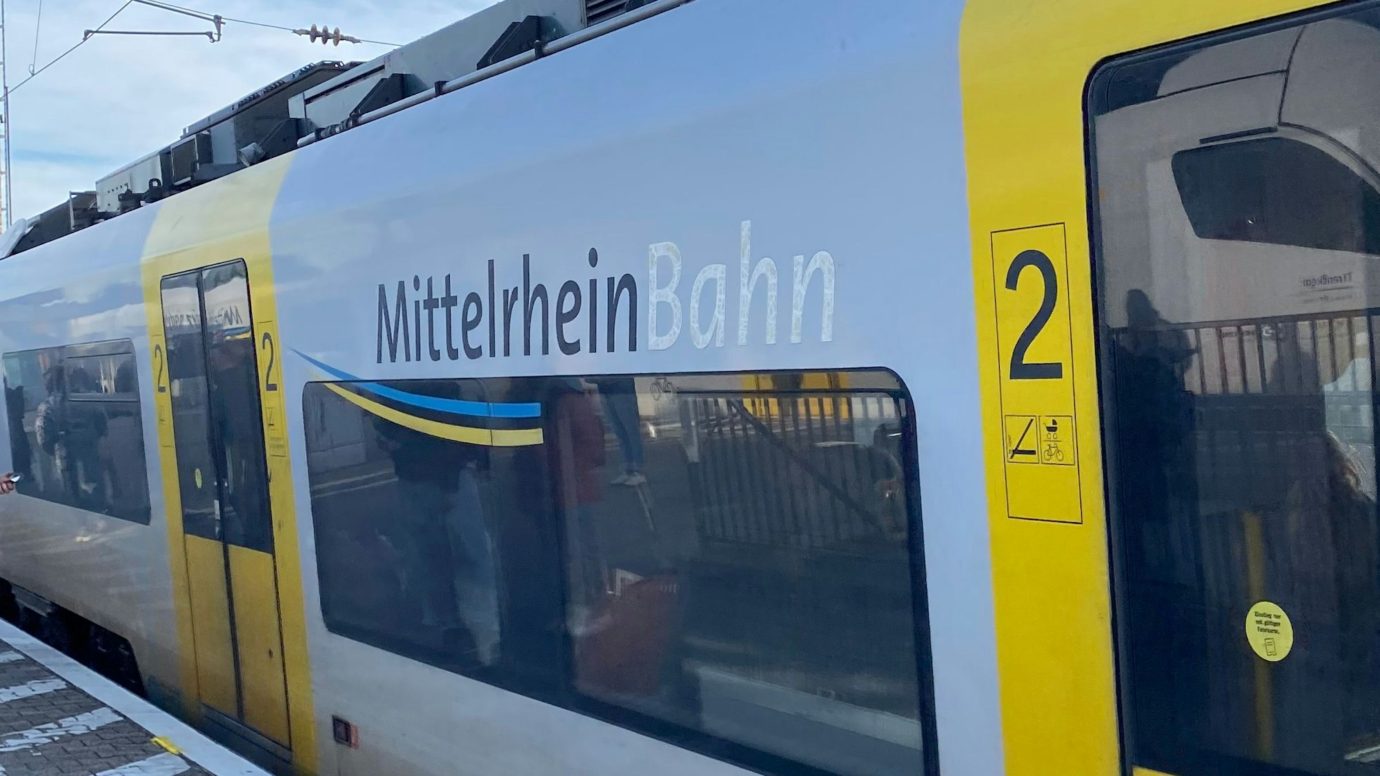 Die Mittelrheinbahn RB26 ist aktuell die einzige Bahn, die die Bahnhöfe Roisdorf und Sechtem in Bornheim anfährt.