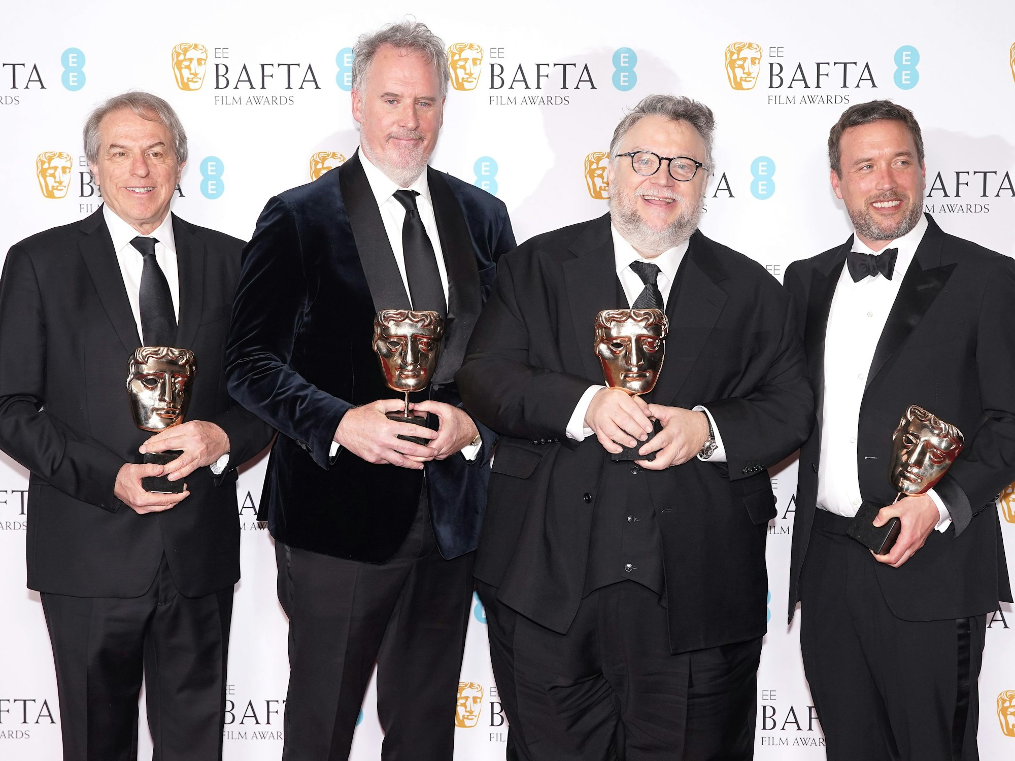 Filmproduzent Gary Ungar, die Regisseure Mark Gustafson, Guillermo del Toro und Filmproduzent Alex Bulkley (von links) halten ihre Preise für Bester animierter Spielfilm für „Guillermo del Toros Pinocchio“ bei den 76. British Academy Film (Bafta) Awards.