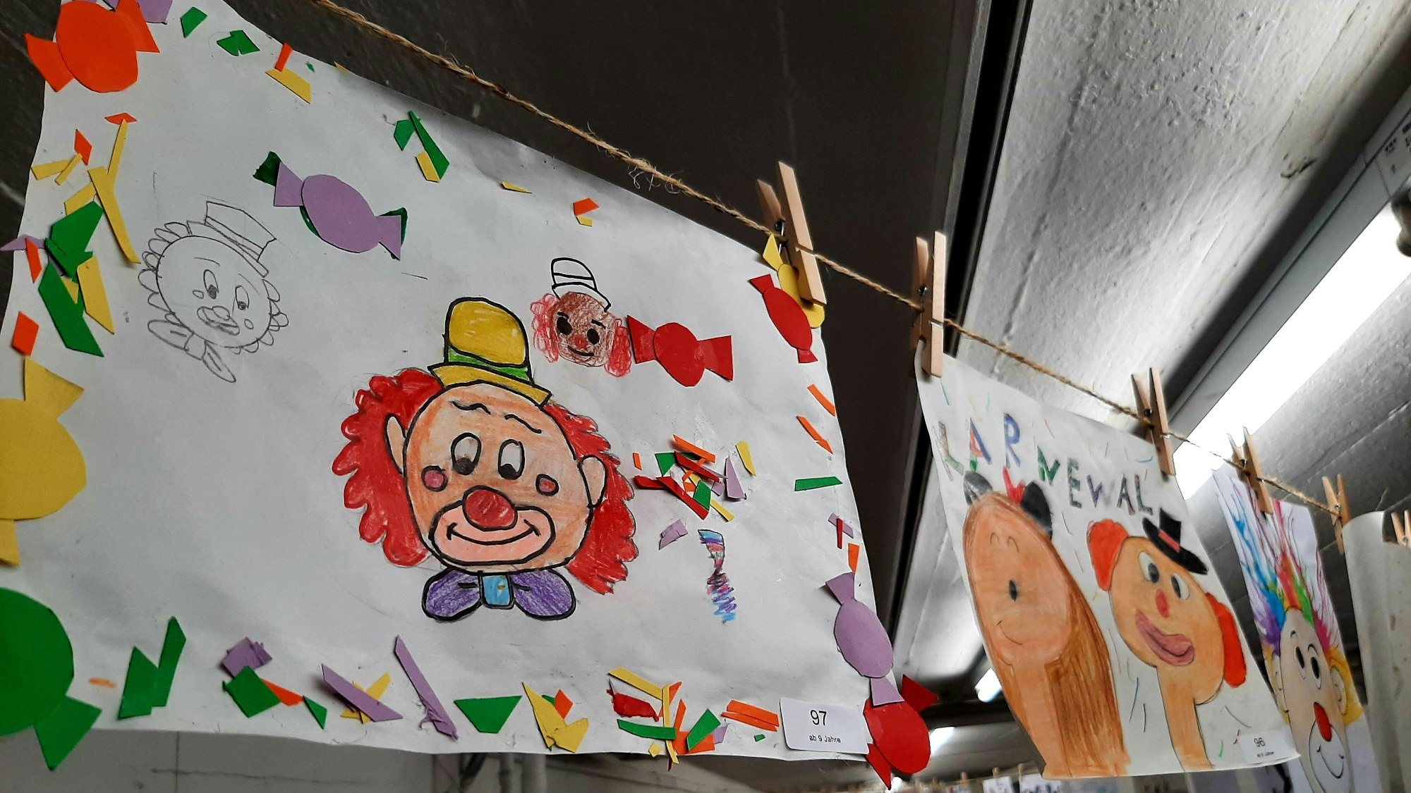 Schulkinder aus Leverkusen malten Karnevalsmotive und sind somit beteiligt an der Ausstellung.