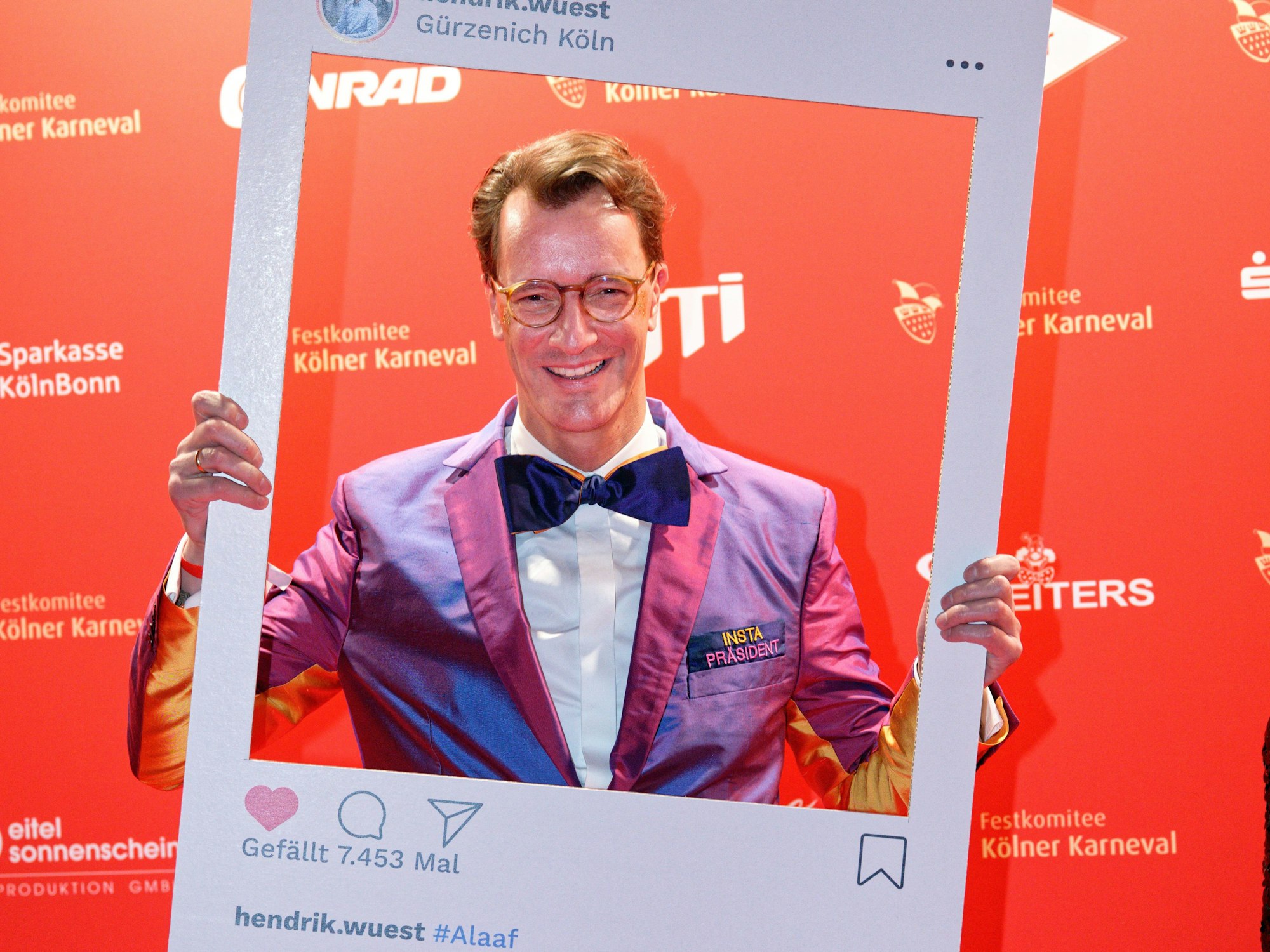 Hendrik Wüst (CDU) posiert in seinem Kostüm als „Instapräsident“ vor Beginn der WDR-Fernsehsitzung „Karneval in Köln“.