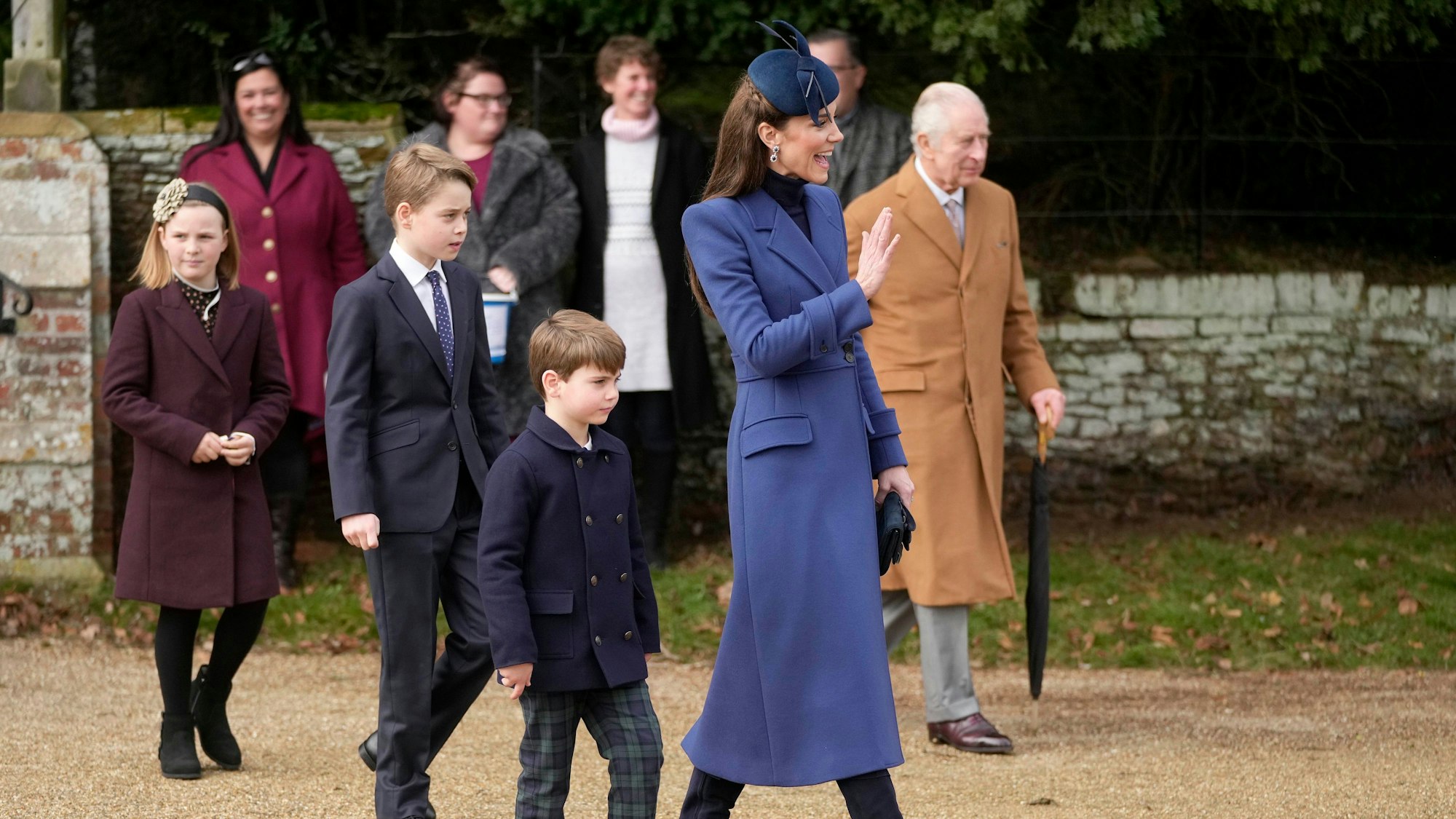 Prinzessin Kate (m) bei einem ihrer letzten öffentlichen Auftritte im Dezember 2023 mit König Charles III. (r-l), Prinz Louis, Prinz George und Prinzessin Charlotte.