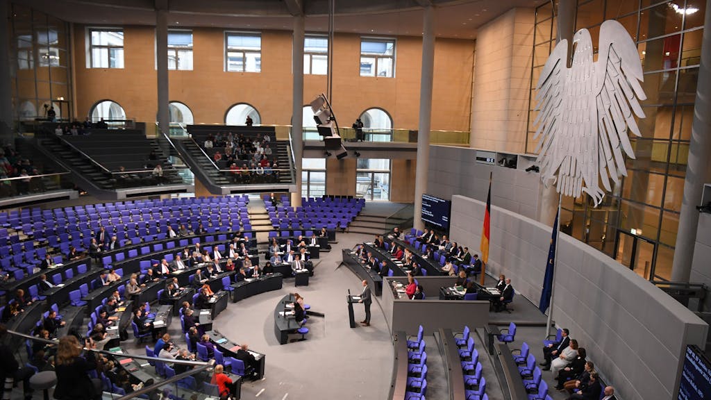 Abgeordnete nehmen an der Sitzung des Bundestags teil.