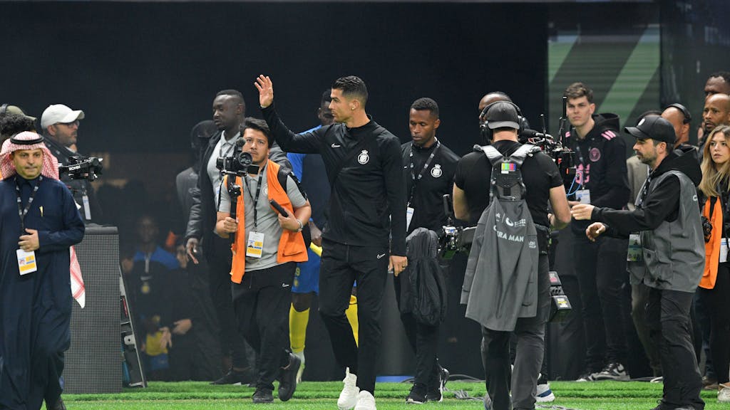 Cristiano Ronaldo winkt den Fans im Stadion.
