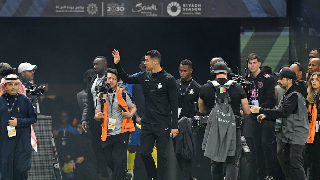 Cristiano Ronaldo winkt den Fans im Stadion.