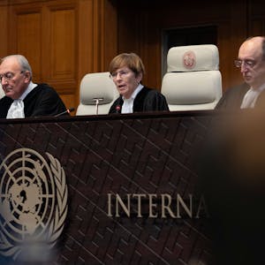 UN-Gerichtshof in Den Haag: Joan Donoghue (m.), Vorsitzende Richterin, verliest die Entscheidung des obersten Gerichtshofs der Vereinten Nationen über die Zuständigkeit für eine Klage von Ukraine gegen Russland.