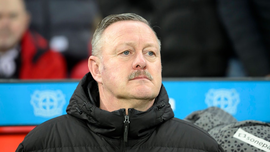 Sport-Geschäftsführer von Borussia Mönchengladbach mit konzentriertem Blick.
