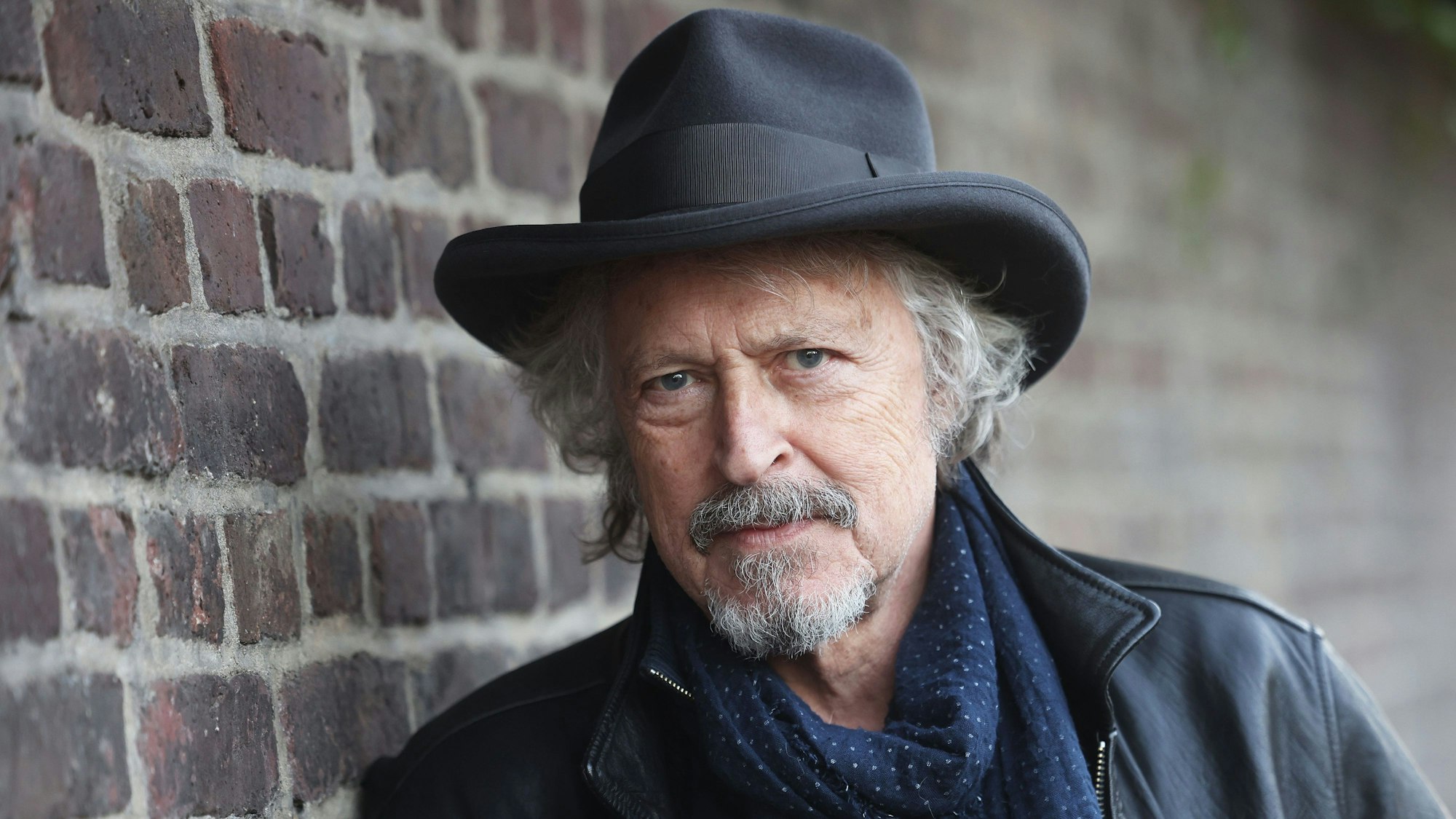 Wolfgang Niedecken, Musiker und Sänger, steht am Straßenrand. Niedecken veröffentlicht ein Soloalbum zu Bob Dylan.