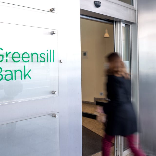 Ein Schild mit dem Firmennamen der Greensill-Bank hängt am Eingang der Bremer Privatbank.
