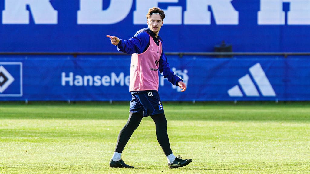 Noah Katterbach gestikuliert im Training des Hamburger SV.