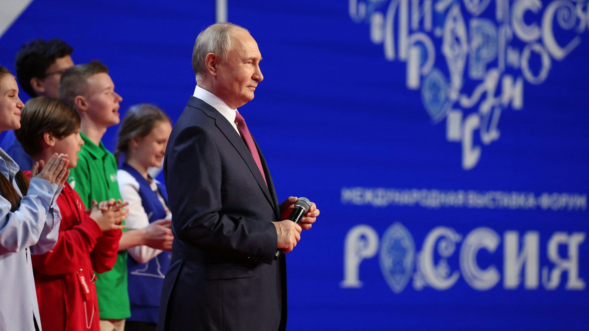 Der russische Diktator Wladimir Putin bei einer Veranstaltung der Jugendorganisation „Bewegung der Ersten“, die an die sowjetischen Pioniere erinnert.