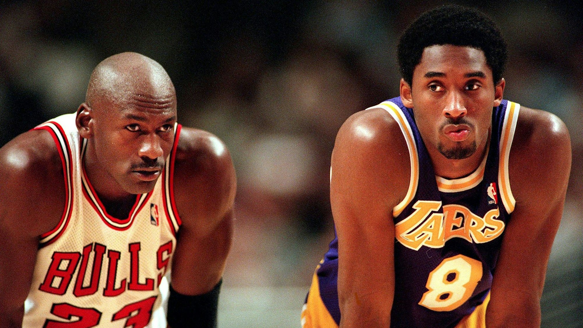 Michael Jordan (l.) und Kobe Bryant stehen bei einem Spiel nebeneinander.