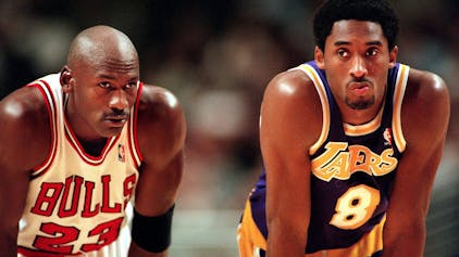 Michael Jordan (l.) und Kobe Bryant stehen bei einem Spiel nebeneinander.&nbsp;